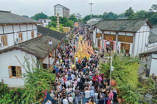 詹蜜上线~陈冠希携妻女现身湖人主场 前排观看圣诞大战